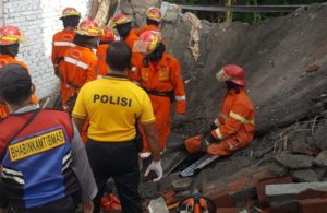 Evakuasi Korban Rumah Roboh di Ketintang