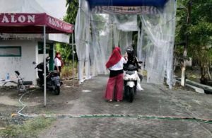 Pemeriksaan Suhu Tubuh dan Penyemprotan Disinfektan di Kalitengah Lamongan