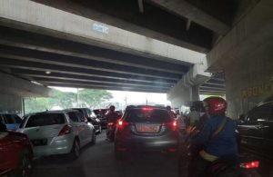 Kemacetan di Bawah Jembatan Tol Waru