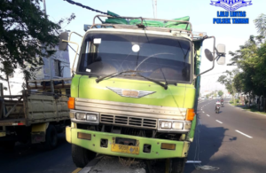 Truk Naik Median Jalan Raya Taman – Surabaya