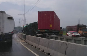 Trailler Tabrak Pembatas Jalan di Tol