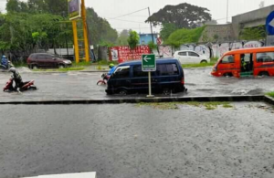 Banjir di depan Lippo Plaza Sidoarjo