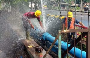 Perbaikan Pipa PDAM Jebol di Trosobo