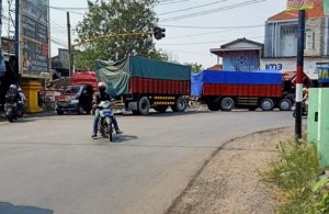 Truk Mogok di Simpang 3 Boboh