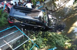 Fortuner Masuk Sungai Kaliwaron