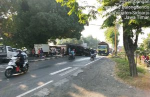 Truk Muat Pasir Terguling di Balongbendo