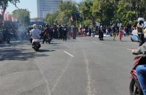 Unjuk Rasa di depan Grahadi