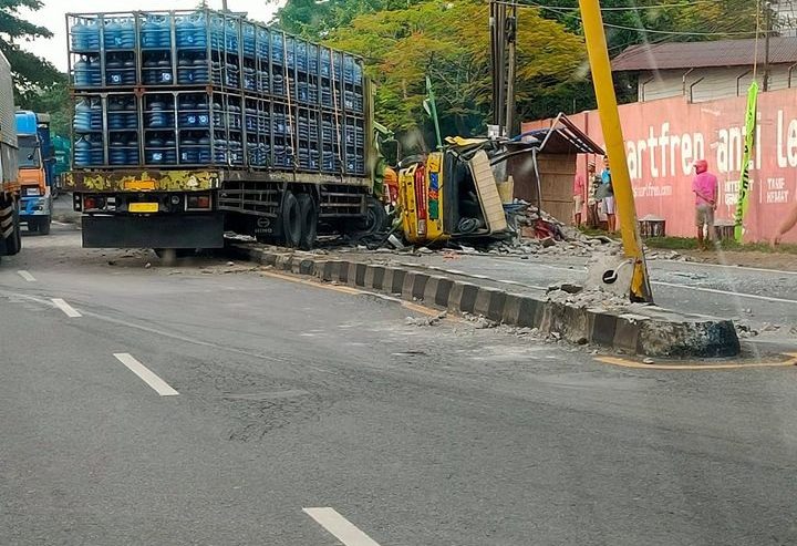 Kecelakaan Melibatkan Dua Truk di Pandaan