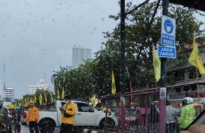 Kecelakaan Mobil di Raya Darmo