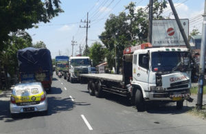 Truk Tabrak Tiang Listrik di Driyorejo