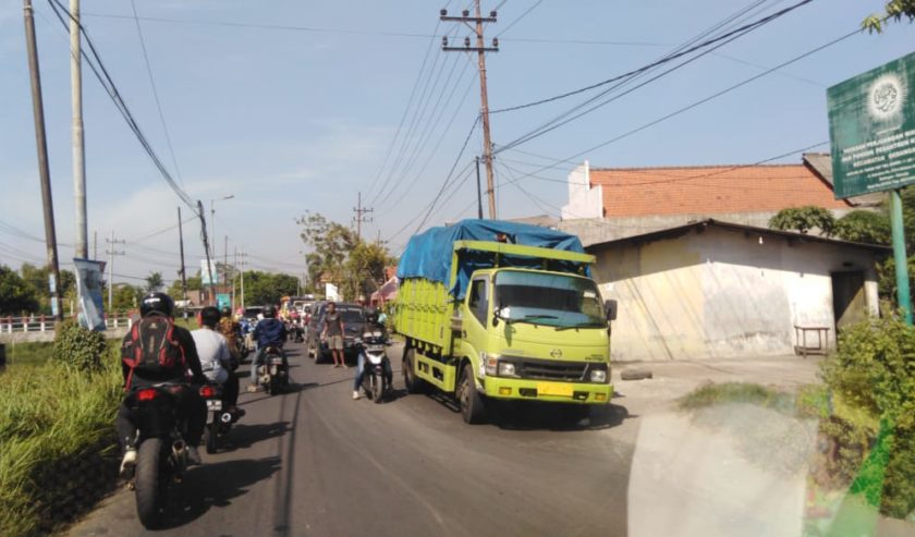 Truk bermasalah di Jl Ganting Gedangan, Rabu (18/11) pagi. Lalu lintas padat merambat.