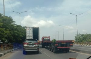 Truk Trailer Mogok di Flyover Trosobo