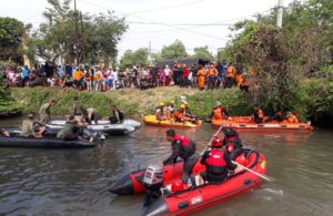 Proses Pencarian Korban Tenggelam di Taman Sidoarjo