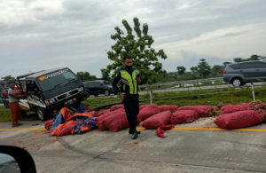 Kecelakaan L300 Tabrak Pembatas Tol Sumo