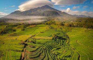 Awan Altocumulus Lenticuralis terlihat dari Trawas