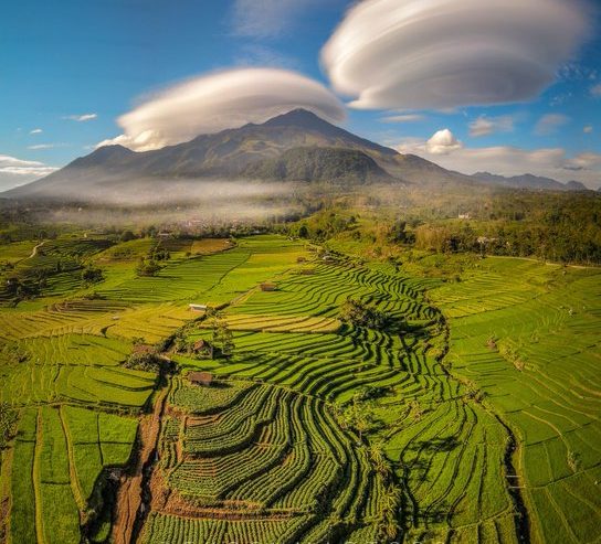 Fenomena awan Altocumulus Lenticuralis terlihat di daerah Trawas dan sekitarnya sejak subuh hingga jam 8 pagi. Kamis (5/11/20)