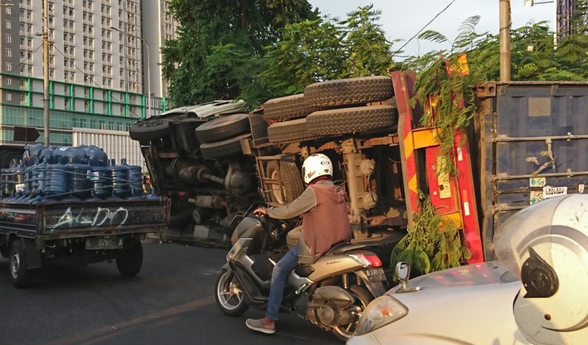 Truk Terguling di MERR dekat Stikom arah Kenjeran, Selasa (17/11) siang.