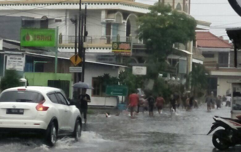 Hujan lebat mengakibatkan genangan di Jl Kutisari,Jumat (18/12) sore