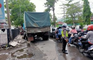 Truk Patah As di Depan SPBU Cemengkalang