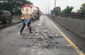 Sapu Kaca Bekas Kecelakaan di Tol Dupak-Satelit