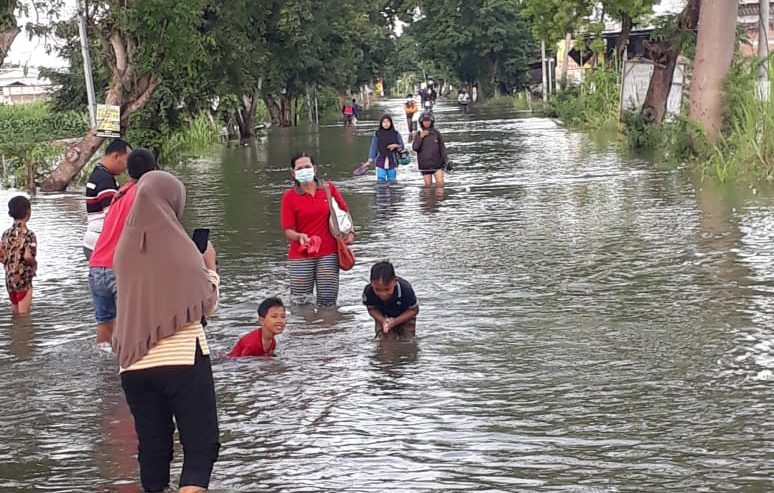 Banjir di Raya Morowudi depan Makam, Rabu (16/12) siang