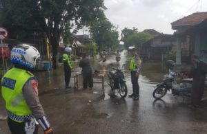 Banjir di Raya Boboh Menganti Gresik