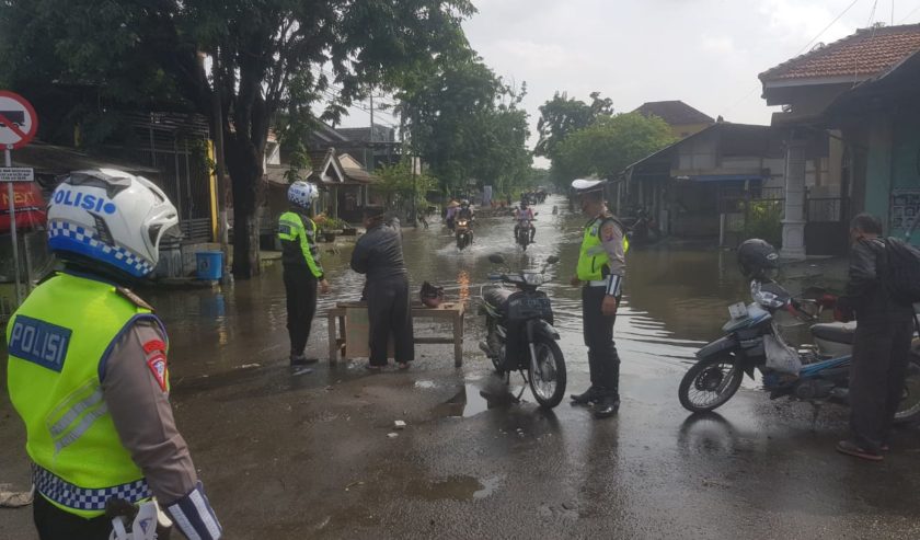 Banjir di Simpang 3 Boboh Gresik, Rabu (16/12) siang. Arus kendaraan dialihkan.