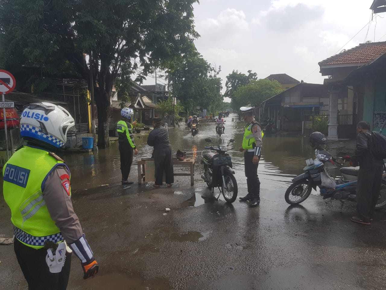 Banjir di Raya Boboh Menganti Gresik