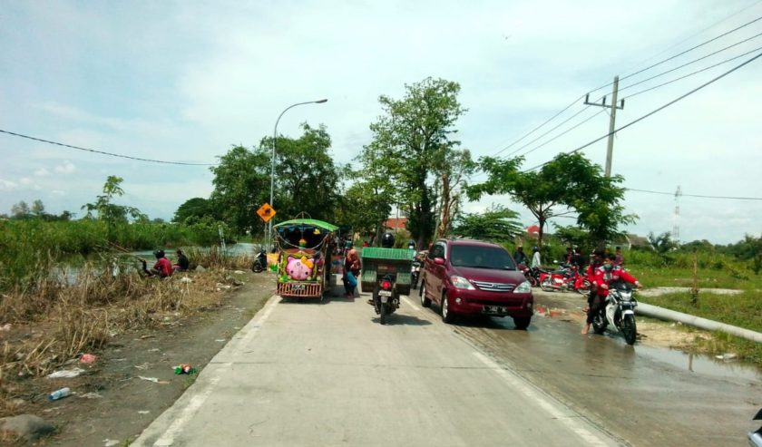 Morowudi arah Benjeng masih Banjir, Kamis (17/12), lokasi banjir ada di depan Makam.