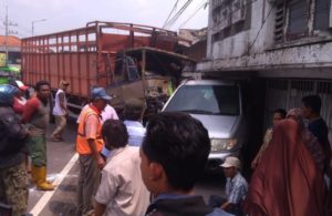 Truk Lepas Dari Kait Derek, Tabrak Beberapa Kendaraan di Porong