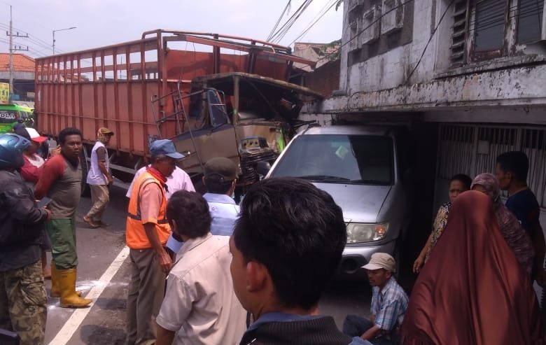 Truk yang sedang di derek diduga lepas kait derek lalu menabrak sepeda motor dan sepeda angin di lajur kiri Raya Porong - Gempol, Kamis (17/12) siang