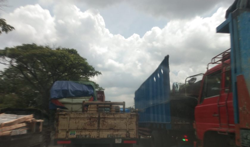 Kalianak arah Perak Macet, Kamis (17/12) pagi. Dominasi kendaraan besar yang melintas di jalur ini.