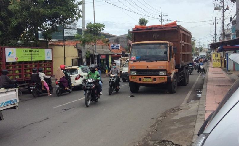 Truk mengalami kerusakan ban di dekat RS Kirana Sepanjang arah Kletek, Sabtu (19/12) siang. Lalu lintas padat