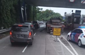 Truk Tabrak Gate Tol Waru 6