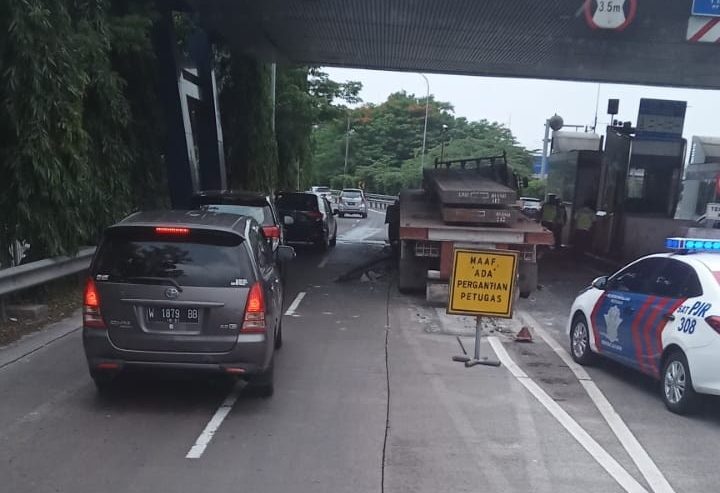 Truk menabrak Gate Tol Waru 6, Jumat (25/12). Truk melaju dari Perak ke Waru, saat di lokasi, tierod truk ini putus, sehingga sopir tidak bisa mengendalikan laju truknya. Lalu lintas sempat Macet. (prm)