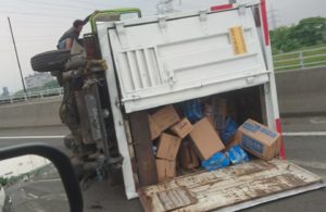 Truk Terguling di Exit Tol Pasar Turi