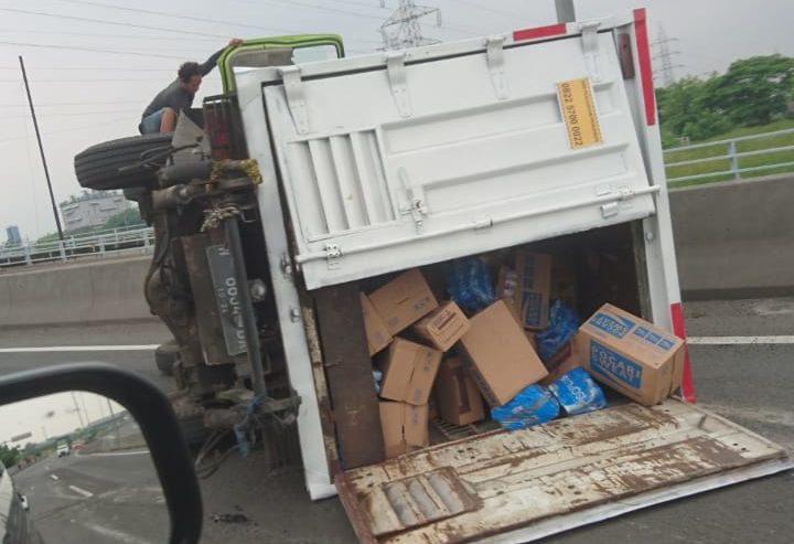  Truk Box terguling di Tol Dupak menjelang Exit Tol Pasar Turi Surabaya, Sabtu (26/12) sore. Posisi Truk ada di lajur kanan. (prm)