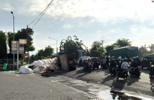 Truk Terguling di Depan SPBU Balongbendo