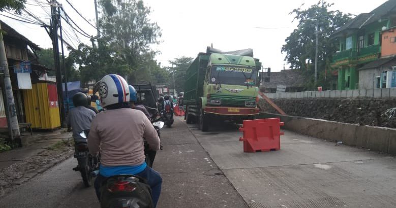 Truk Mogok Lalu Lintas Macet Panjang