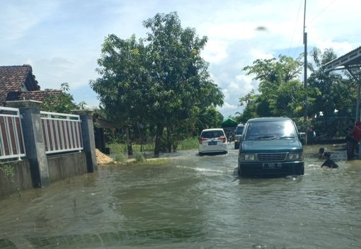 Banjir di Jalur Alternatif Pati- Kayen- Jekulo/Mejobo Kudus, Jumat (18/12) siang