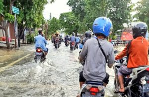 Jalan Morowudi Masih Tergenang