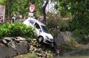 Mobil Nyaris Masuk Sungai di Wiyung