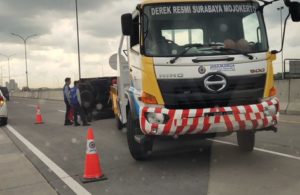 Mobil Terguling di Tol