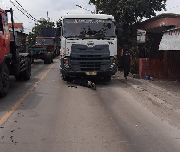 Truk Semen bermasalah di Branjangan, Kamis (17/12) siang. Truk berhenti karena bermasalah di bagian ban. Lalu lintas di lokasi padat.