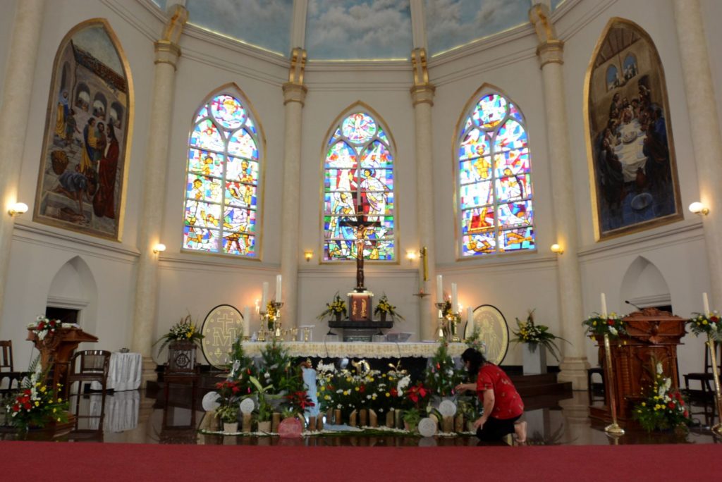 Persiapan Misa Natal Di Gereja Kelahiran Santa Perawan Maria