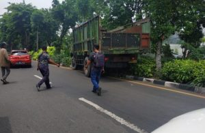 Truk Menabrak Median Jalan di MERR