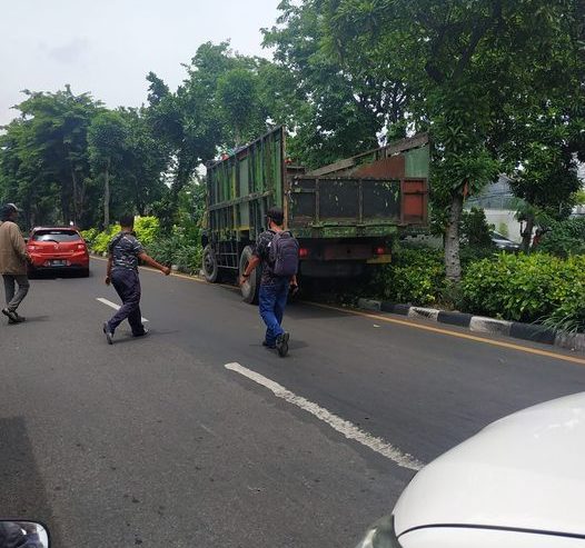 Truk menabrak median jalan di Simpang 3 MERR-Kenjeran, Selasa (15/12) siang. Kondisi Truk sampai naik ke taman di median jalan. 