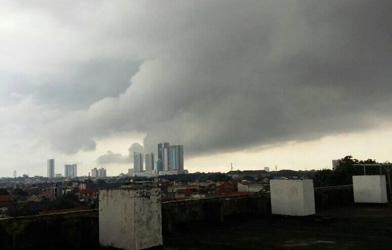 Mendung Gelap di kawasan Ketintang, Selasa (5/1) siang