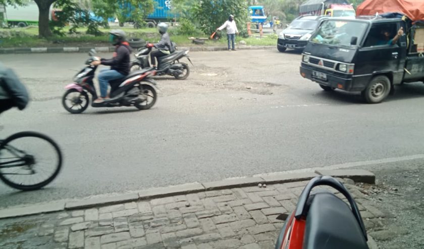 Jalan rusak di dekat U-Turn Raya Margomulyo, dipotret Selasa (5/1) siang