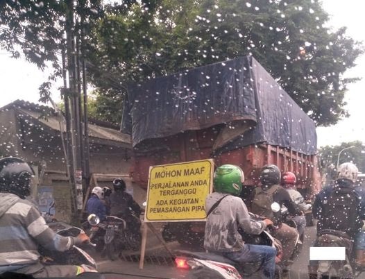 Truk mogok di sebelah barat Tugu Manyar dari arah Sembayat Gresik, Selasa (19/1) pagi. 